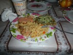 Fisch-Gemüse-Puffer mit Reis und Tomaten-Knoblauchsoße
