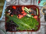 Salat- und Kräuterplatte als Beilage zu fleischlastigem Essen in der Ukraine