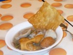 Boksao: Eine Suppe mit Fleisch oder Fischbällchen und dazu gekochte Bihun und frittierte Won-Ton Nudeln
