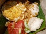 Nasi Goreng: Das wohl bekannteste Gericht Indonesiens ist auf allen Inseln bekannt und wird überall etwas anders zubereitet. Hier von Sumatra mit Krabbenchips, Tomate, Gurke und frittiertem Ei.