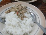 Nasi Megono: Ein Reisgeicht (Nasi) mit einer Mischung aus gehackter, langsam gegarter Jackfruit, Kokosraspeln und weiteren Gewürzen. Ein traditionelles Gericht von ​​Pekalongan (Java)