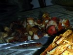 Panggang: Frittiertes, sehr fettiges Schweinefleisch. Normal mit Sambal und gebackener Cassava 