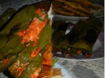 Pepes Udang: Im Bananenblatt gegrillte Gernelen mit Tomaten und Currypaste.
