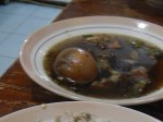 Telur Pindang: In einer Brühe mit Sojasoßen gekochtes Ei