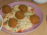 Falafel: Frittierte Kichererbsen- oder Saubohnenbällchen. In Ägypten werden im Gegensatz zu den israelischen und jordanischen Varianten oft Saubohnen statt Kichererbsen verwendet.  Dazu gibt es Hummus: Kichererbsenmus