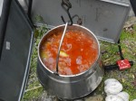 Čobanac: Ein Eintopf mit drei Fleischsorteen, Tomaten, Kartoffeln und Gemüse (hier traditionell über Kohle  gekocht)