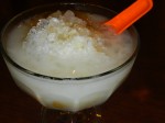 Es Teler: rushed Ice mit Kondensmilch, Kokosnusswasser, Jackfruit, Pandanextrakt und Kokosstücken. Das Getränk gewann einen indonesischen Wettbewerb und wurde zu einem Nationalgetränk, das in den zahlreichen Es Teler 77 Filialen erhältlich ist.